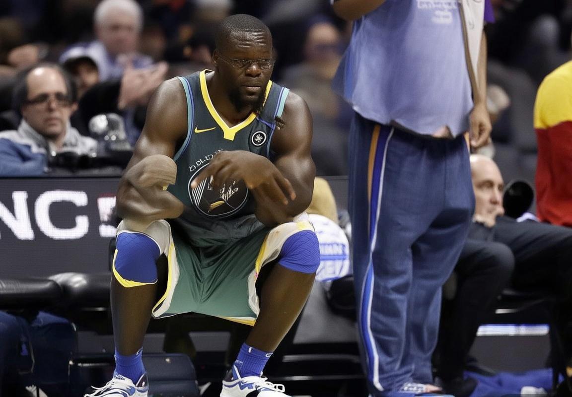 德雷蒙德·格林被科尔教练移出首发，勇士为季后赛席位将其放上替补席